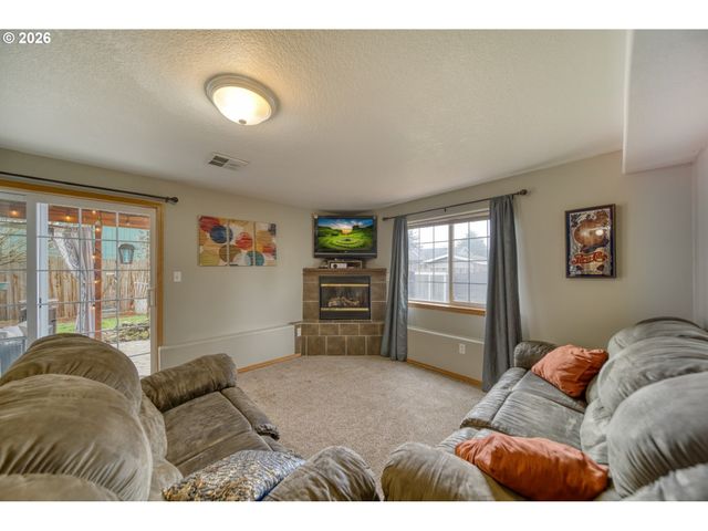 435 S 8TH St, St Helens, OR 97051