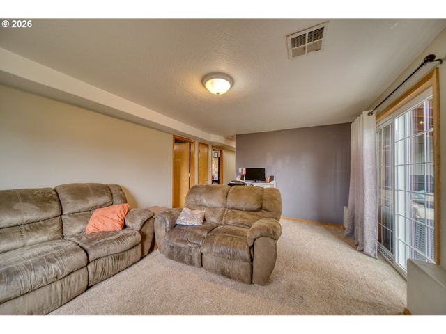 435 S 8TH St, St Helens, OR 97051