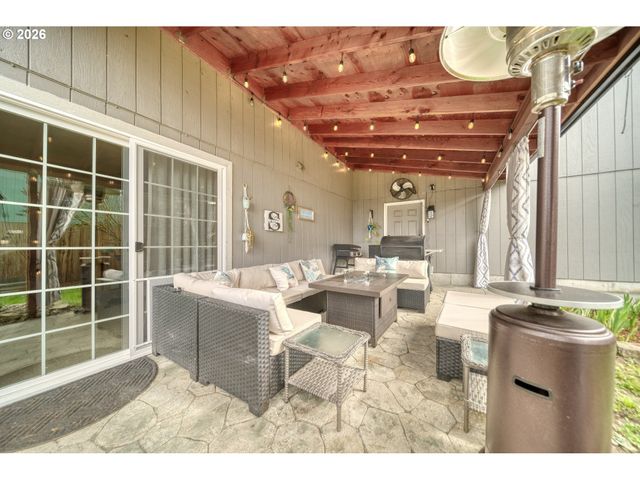 435 S 8TH St, St Helens, OR 97051