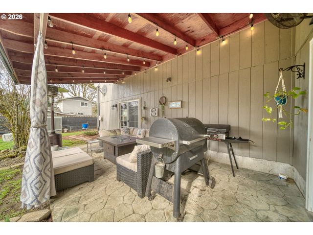 435 S 8TH St, St Helens, OR 97051