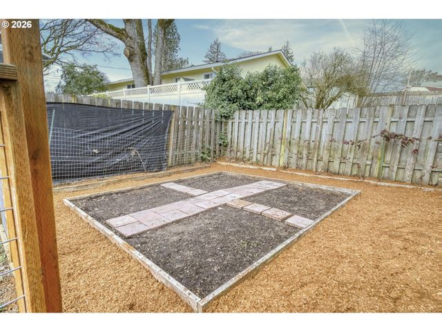 435 S 8TH St, St Helens, OR 97051