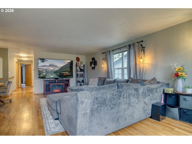 435 S 8TH St, St Helens, OR 97051