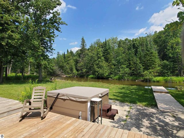 3227 S Garfield Road, Kingsley, MI 49649