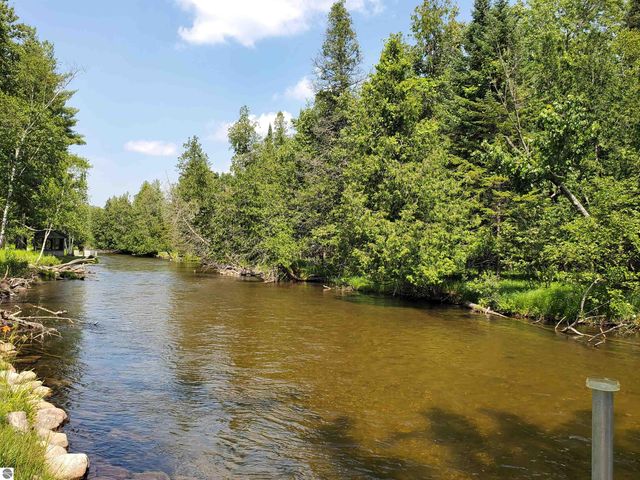 3227 S Garfield Road, Kingsley, MI 49649