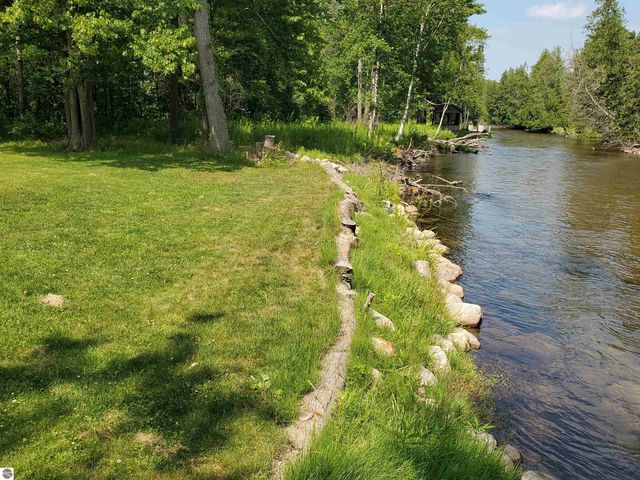 3227 S Garfield Road, Kingsley, MI 49649