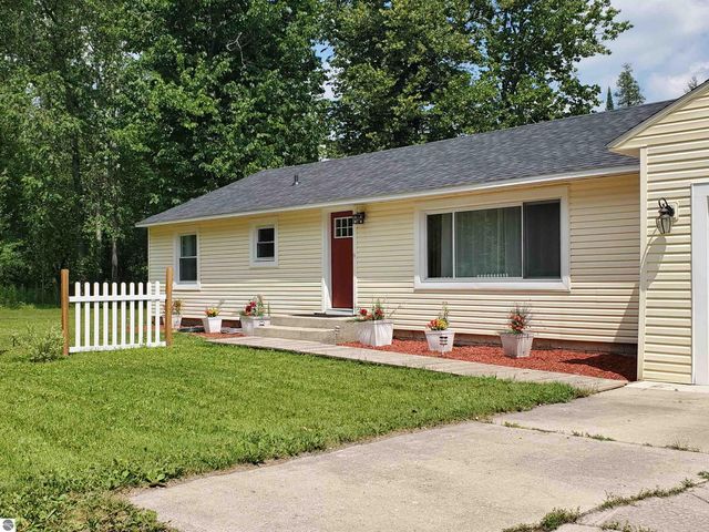 3227 S Garfield Road, Kingsley, MI 49649