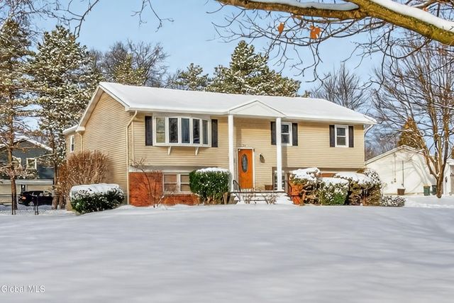 21 Langmore Lane, Brunswick, NY 12180