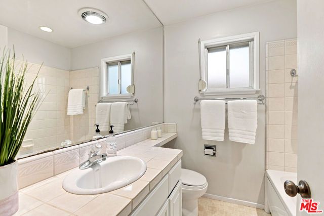 6443 Graves Avenue, Los Angeles, CA 91406