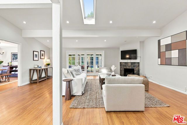 6443 Graves Avenue, Los Angeles, CA 91406