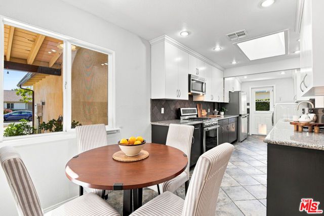 6443 Graves Avenue, Los Angeles, CA 91406