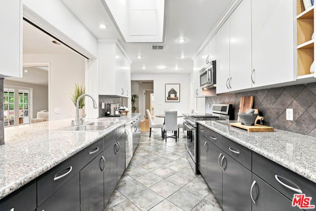 6443 Graves Avenue, Los Angeles, CA 91406