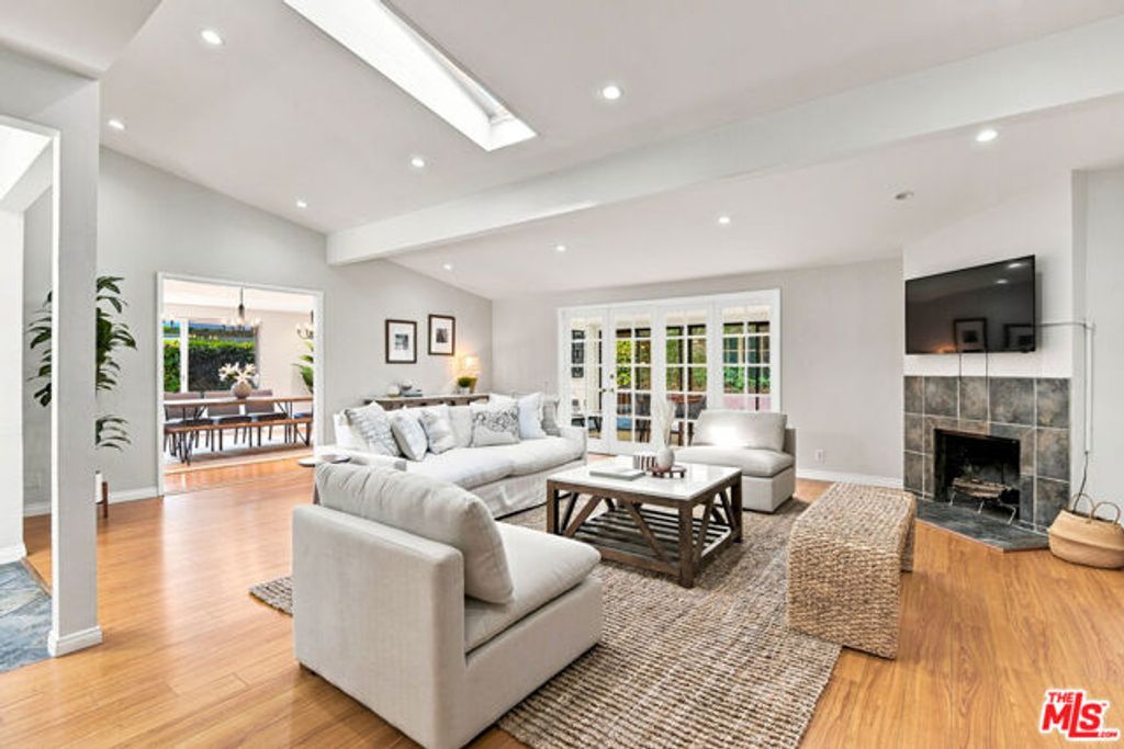 6443 Graves Avenue, Los Angeles, CA 91406