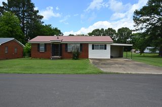 148 W Fourth Ave, Lobelville, TN 37097