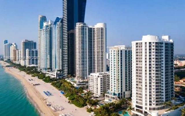 220 Kings Point Drive 106, Sunny Isles Beach, FL 33160