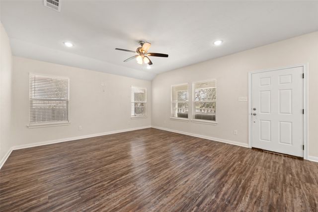 503 Washington Avenue, Mcgregor, TX 76657