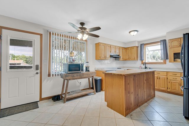 8622 W 90th Place, Hickory Hills, IL 60457