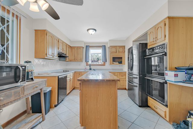 8622 W 90th Place, Hickory Hills, IL 60457