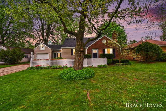 118 Ivanhoe Avenue NE, Grand Rapids, MI 49546