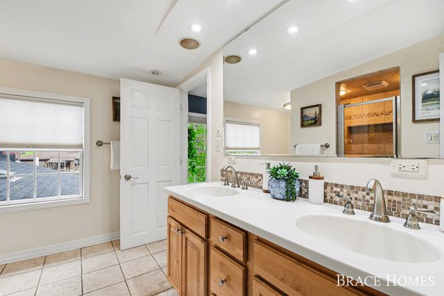 118 Ivanhoe Avenue NE, Grand Rapids, MI 49546