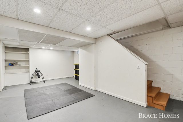 118 Ivanhoe Avenue NE, Grand Rapids, MI 49546