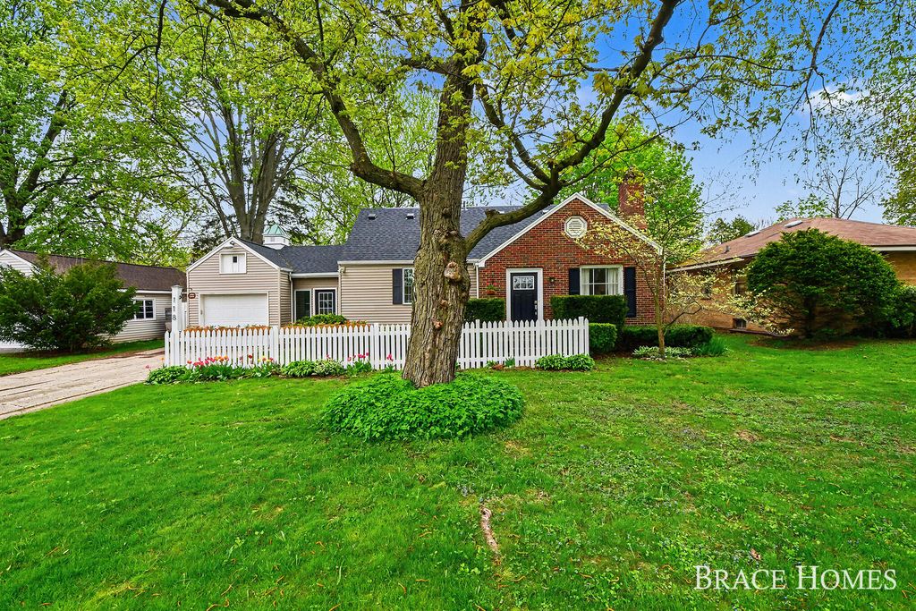 118 Ivanhoe Avenue NE, Grand Rapids, MI 49546