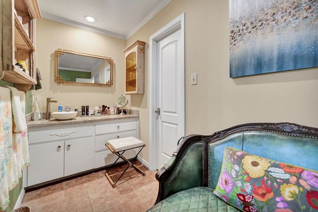 2608 Spartan Dr, Midland, TX 79705