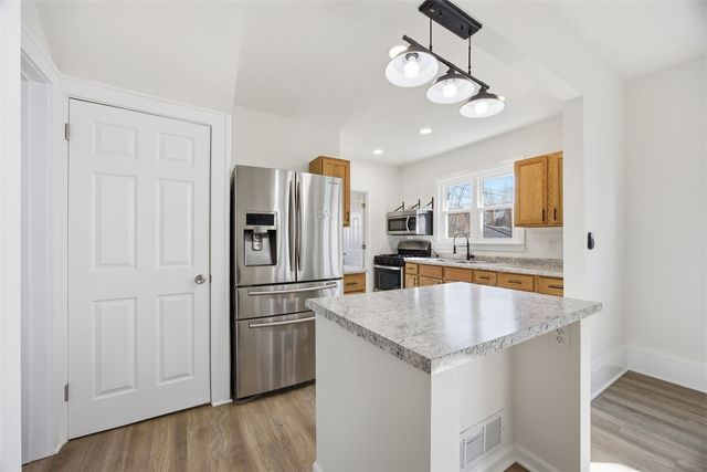 2423 1st Avenue SE, Cedar Rapids, IA 52402