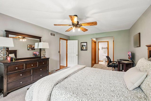 1917 Rustic WAY, Waukesha, WI 53186