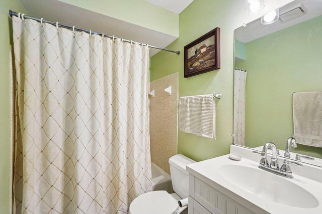 1917 Rustic WAY, Waukesha, WI 53186