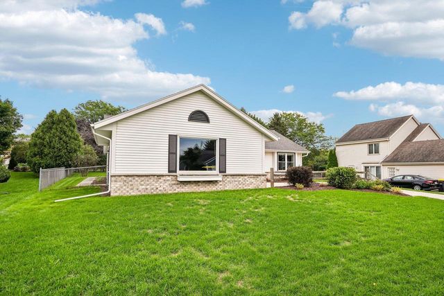 1917 Rustic WAY, Waukesha, WI 53186