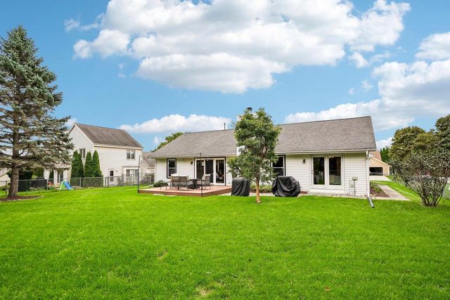 1917 Rustic WAY, Waukesha, WI 53186