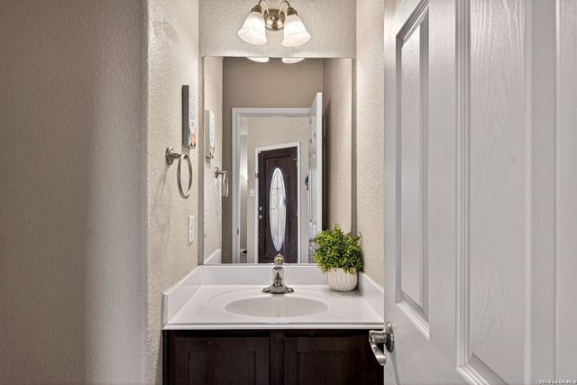 9810 Leubeck Ranch, Helotes, TX 78023