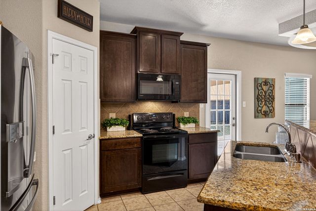 9810 Leubeck Ranch, Helotes, TX 78023