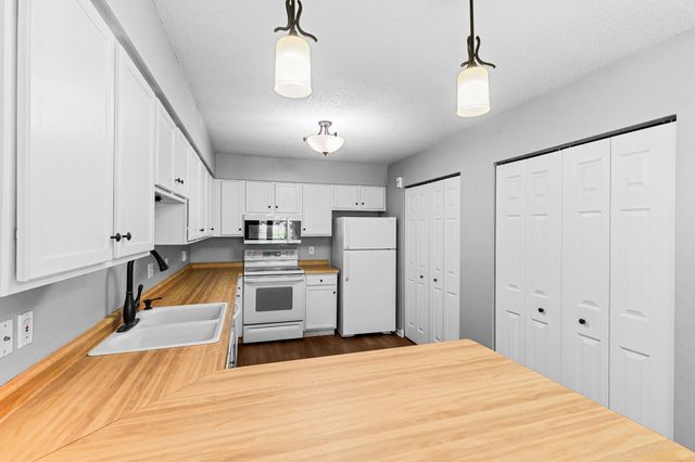 1344 Carriage Drive 1344-B, Hudson, WI 54016