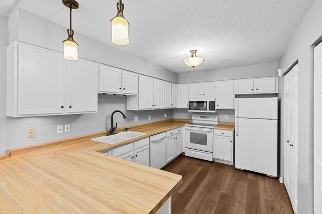 1344 Carriage Drive 1344-B, Hudson, WI 54016
