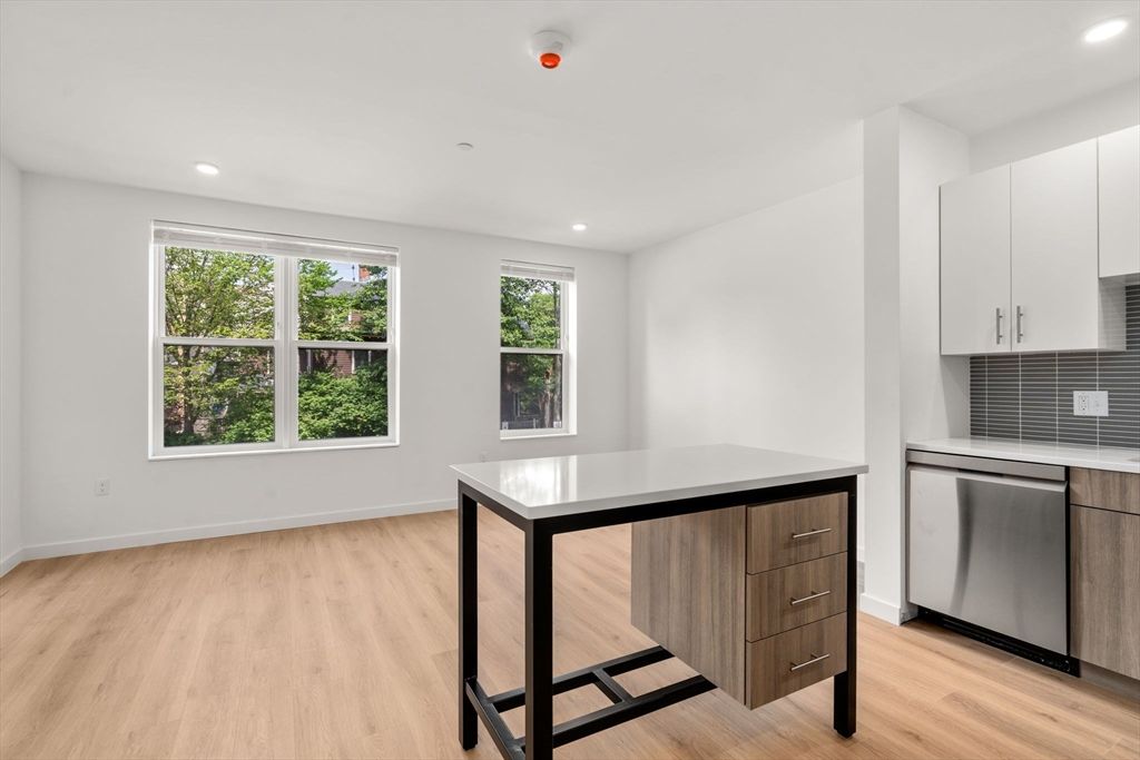 40 Centre St 307, Brookline, MA 02446