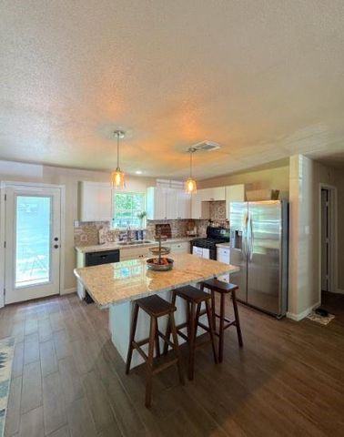 1410 Avenue D, Danbury, TX 77534