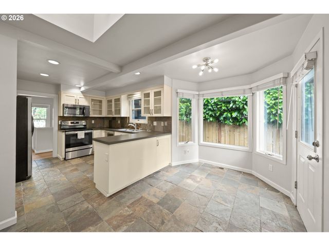 655 8TH St, Lake Oswego, OR 97034