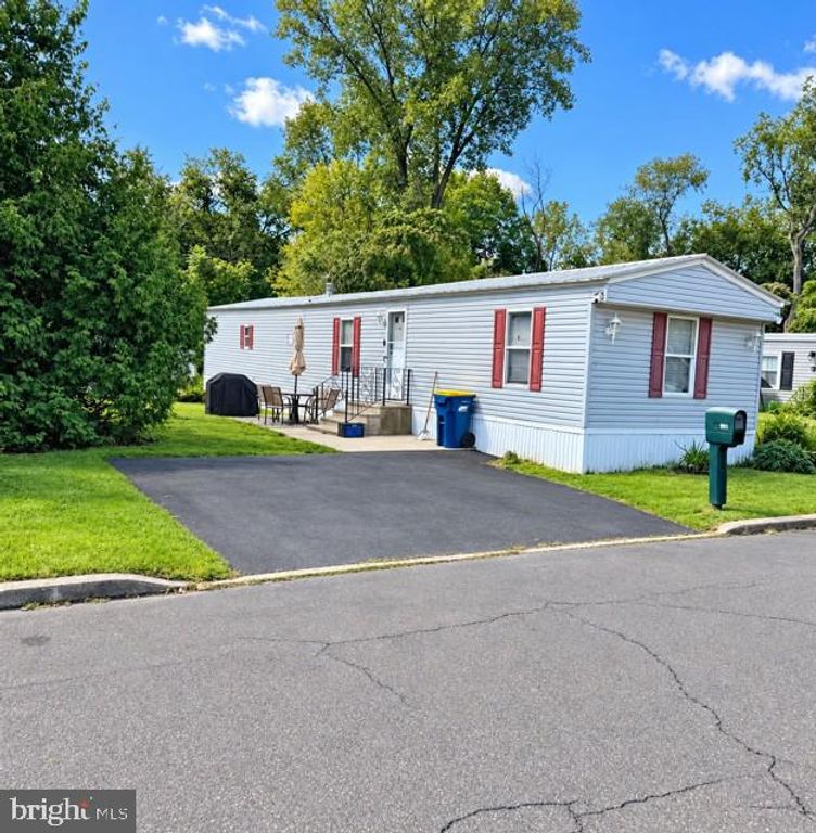 9911 LINDLEY DR, MORRISVILLE, PA 19067 — exterior