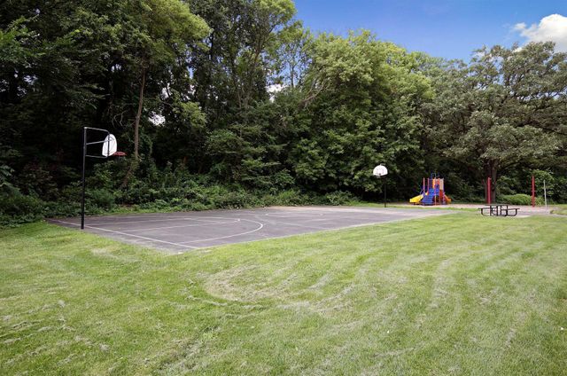 515 Farrell Street N, Maplewood, MN 55119