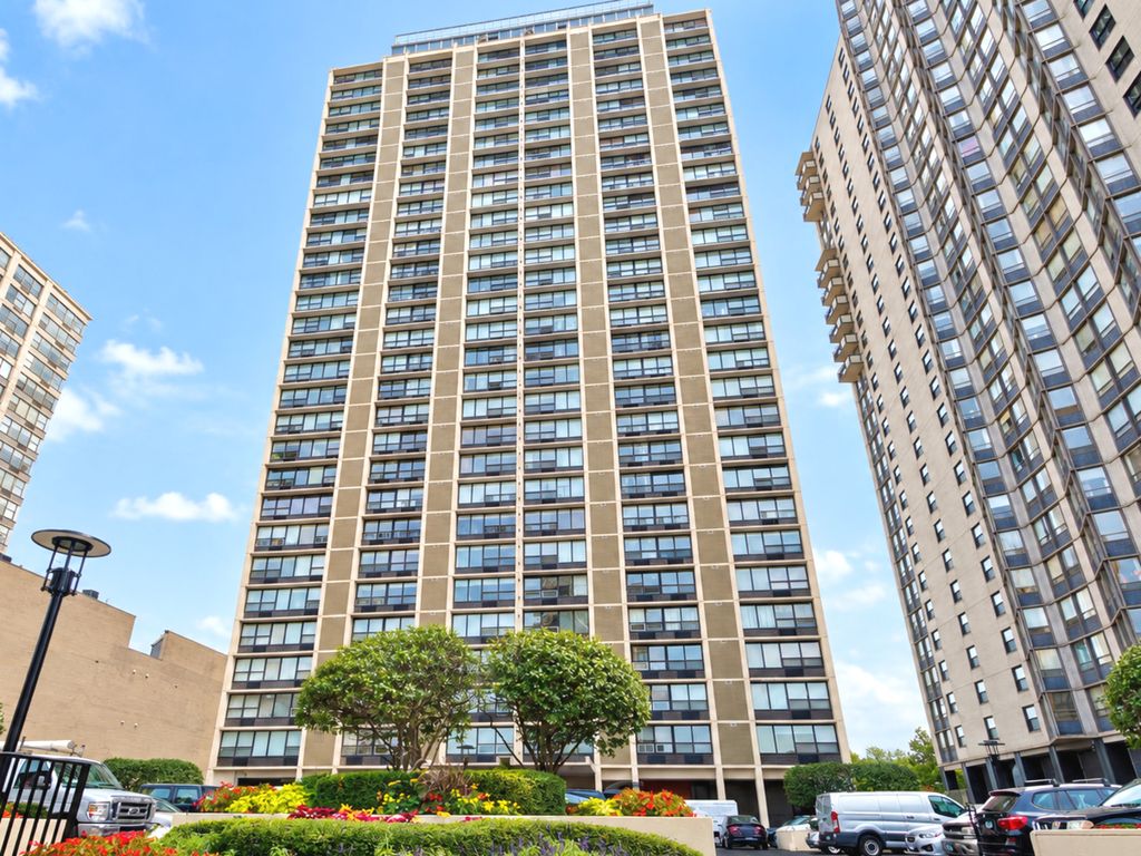 5733 N SHERIDAN Road 18A, Chicago, IL 60660 — exterior