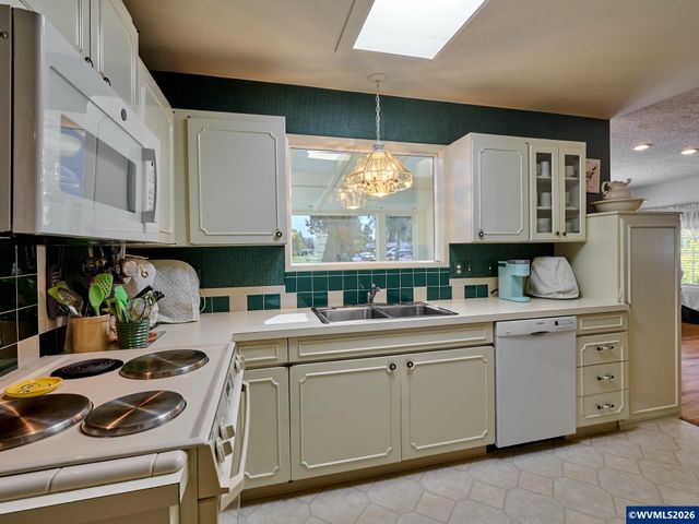 1010 Randolph Rd, Woodburn, OR 97071