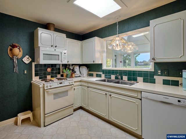 1010 Randolph Rd, Woodburn, OR 97071