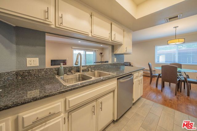 11120 Moorpark Street 2, Toluca Lake, CA 91602