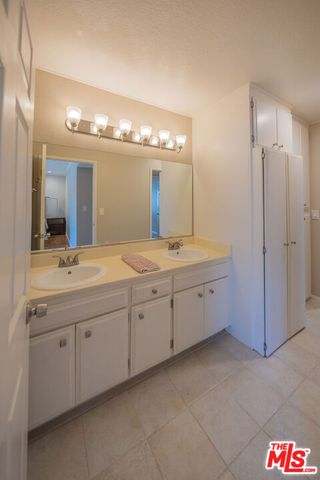 11120 Moorpark Street 2, Toluca Lake, CA 91602
