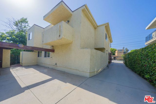 11120 Moorpark Street 2, Toluca Lake, CA 91602