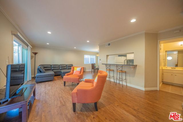 11120 Moorpark Street 2, Toluca Lake, CA 91602