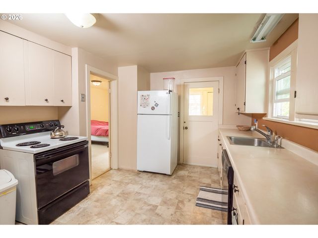 300 21ST St, Springfield, OR 97477