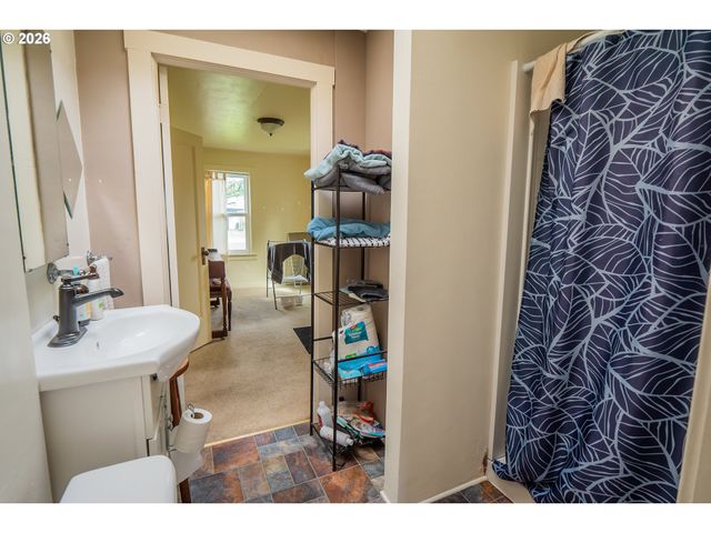 300 21ST St, Springfield, OR 97477