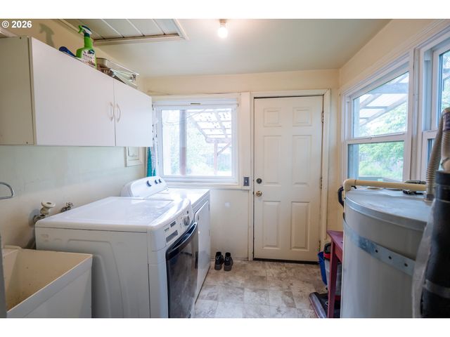 300 21ST St, Springfield, OR 97477